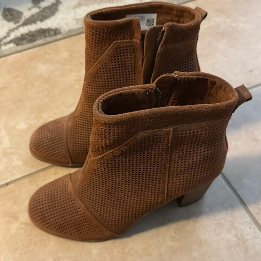 TOMS Brown heeled booties